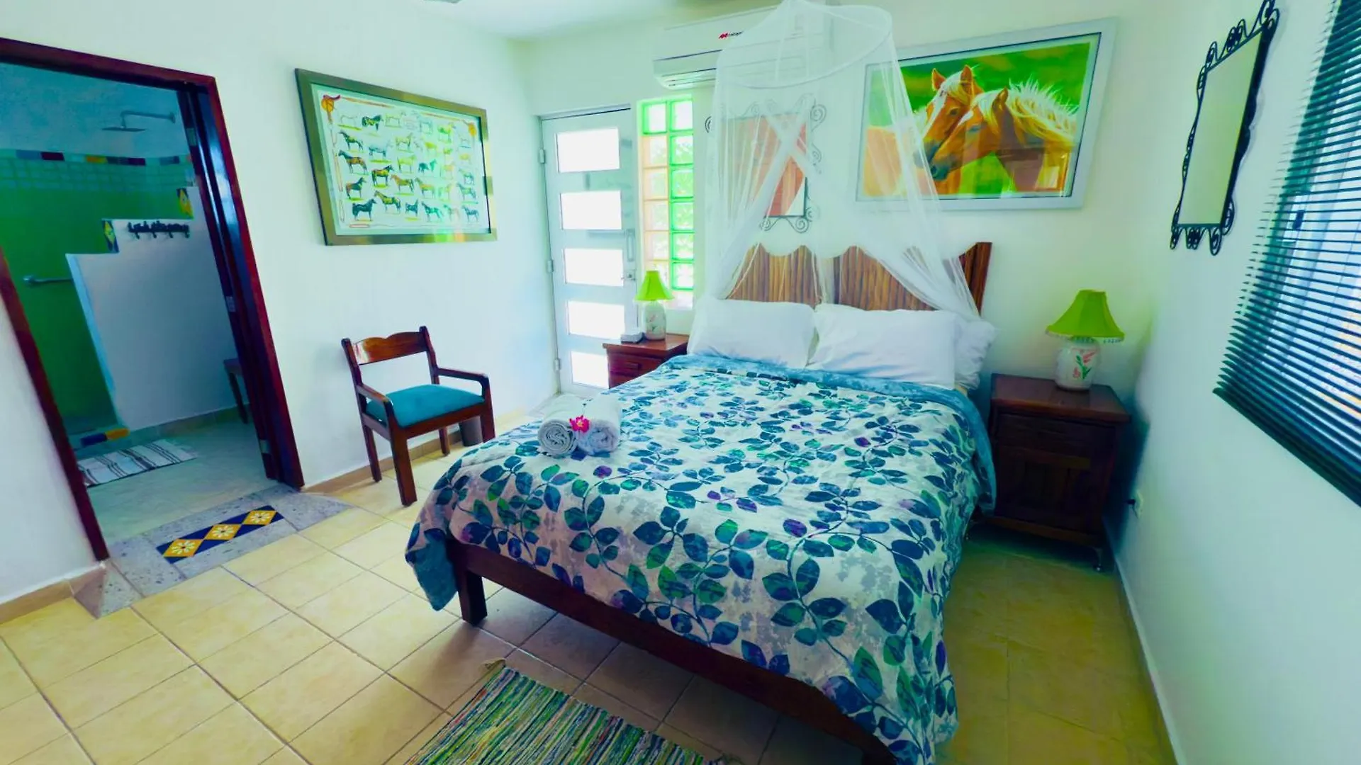 Urbaneden 'Another Day In Paradise' Playa del Carmen Mexiko